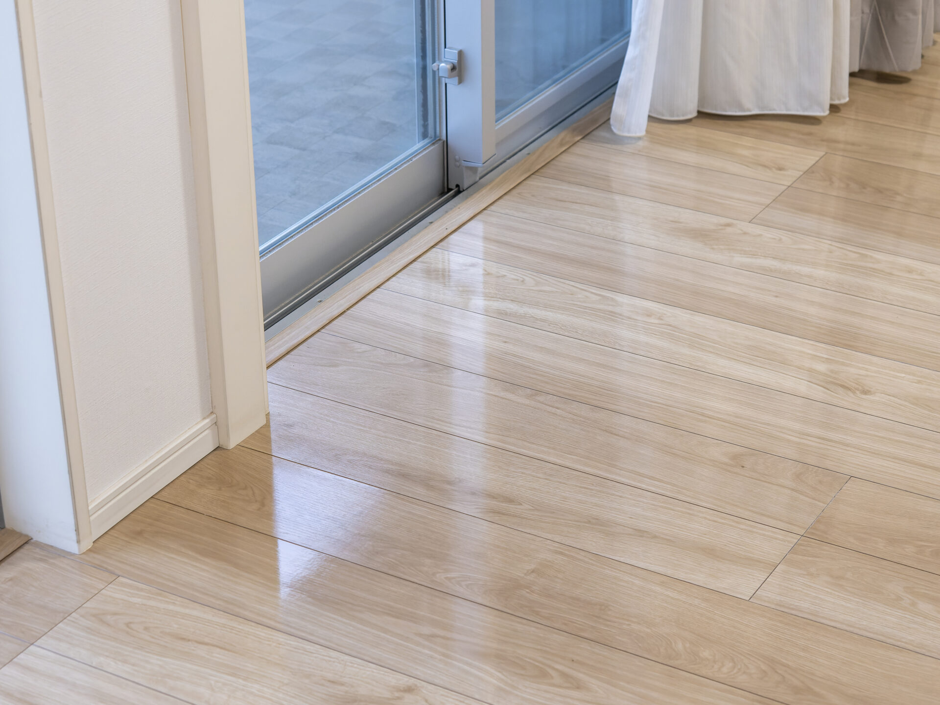 窓からの景色と床