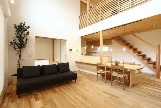 お客様のライフスタイルに合わせた「艶（光沢）」の選び方と私の想い｜床と暮らしのはなし Vol.10