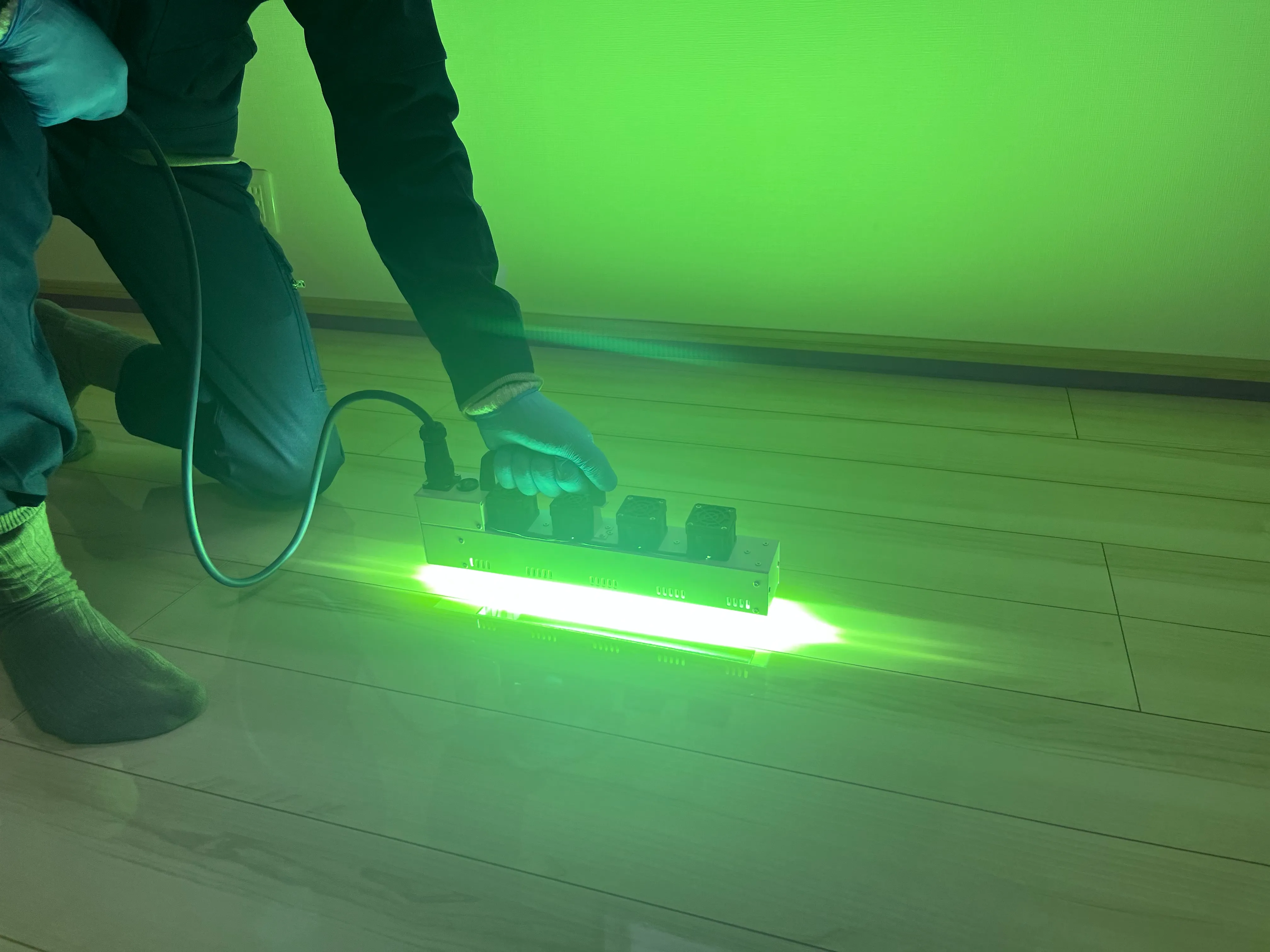 UVフロアコーティング専用の紫外線照射機を用いた施工風景