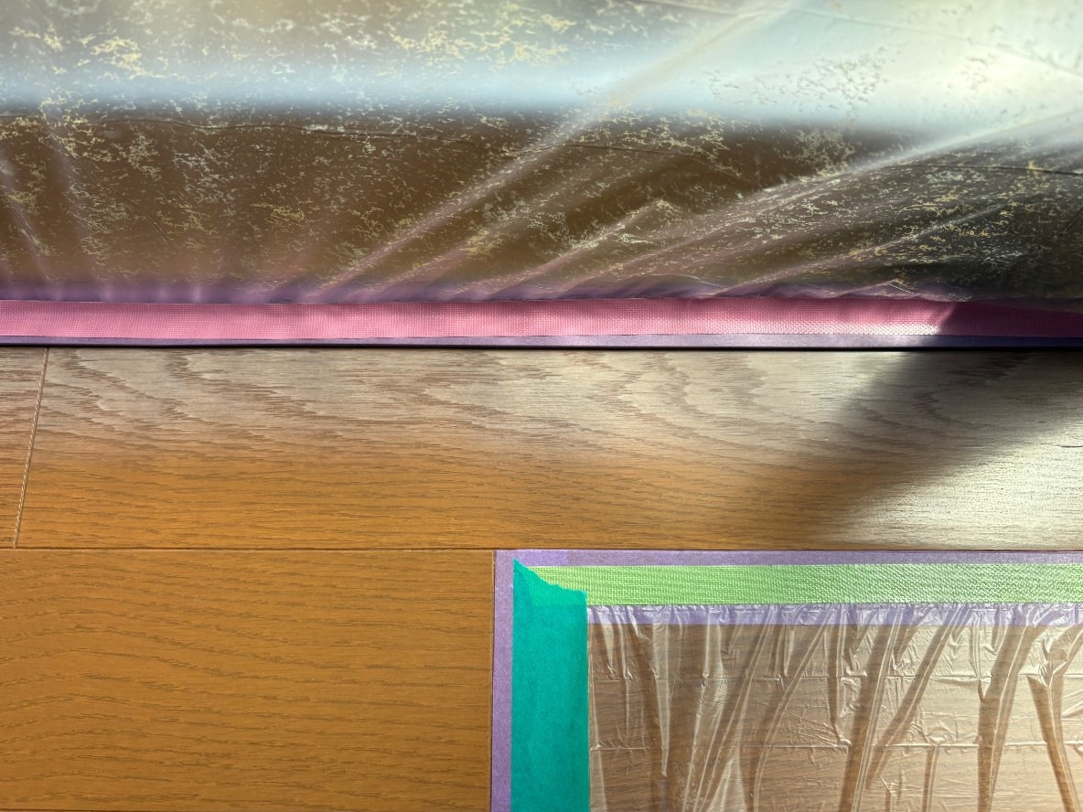 ワックスの色あせや傷が目立つ掃き出し窓前の床材（補修前）