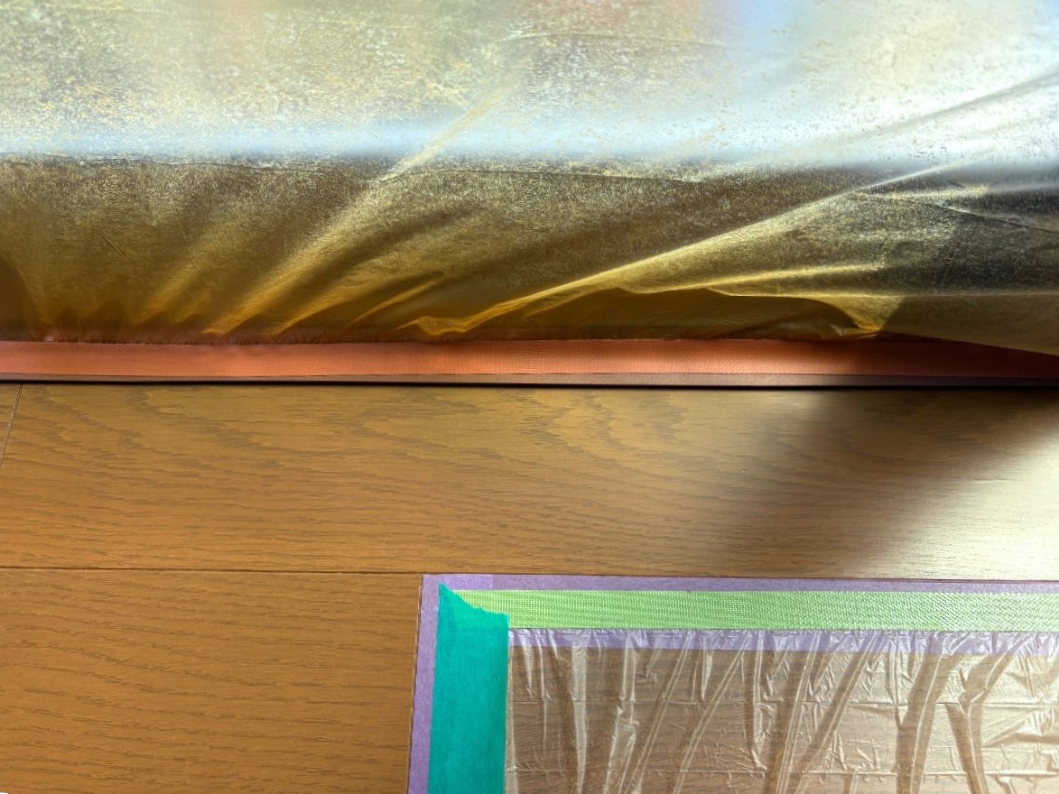 職人技の吹き付け補修で美しく復元された床面（コーティング前下地処理）